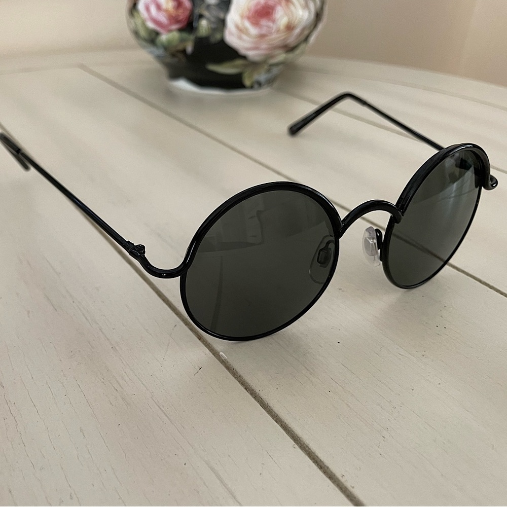 Round Frame Black Sunnies
